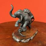Bronzová plastika: Slon bojující s tygry Bronzová plastika: Slon bojující s tygry