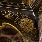 Starožitný čínský lakovaný stolek s kamennou intar Starožitný čínský lakovaný stolek s kamennou intar