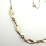 Stříbrný náhrdelník s lístky a kamínky Stříbrný náhrdelník s lístky a kamínky