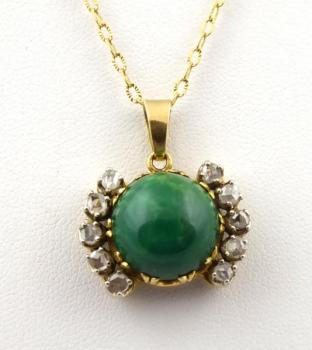 Zlatý zavěs s 10 diamanty a přírodním jadeitem Zlatý zavěs s 10 diamanty a přírodním jadeitem