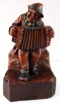 Veselý písničkář hrající na harmoniku Veselý písničkář hrající na harmoniku