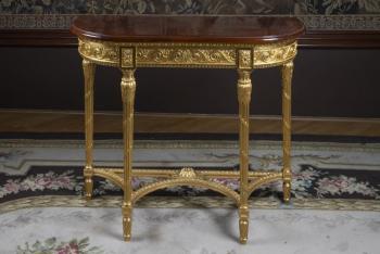 19. Konzolový stolek v klasicistním stylu 19. Konzolový stolek v klasicistním stylu