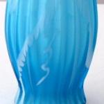 Světle modrá a bílá vázička, s kanelurami Světle modrá a bílá vázička, s kanelurami