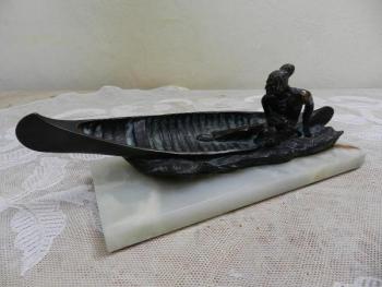 Bronzová socha indiána na loďce Bronzová socha indiána na loďce