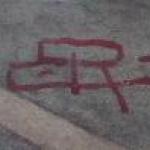 Městská ulice, s tramvají a metařem - monogram E.  Městská ulice, s tramvají a metařem - monogram E.