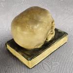 Těžítko : Lebka na knize Těžítko : Lebka na knize