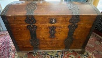 Barokní truhla s ozdobným kováním II  Barokní truhla s ozdobným kováním II