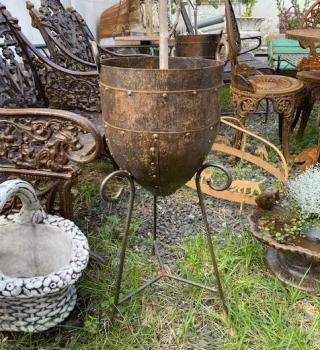 Kovový květináč s podstavcem  Kovový květináč s podstavcem