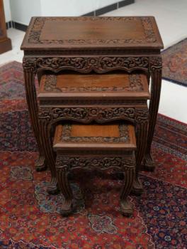 Hnízdové stolky vyřezávané Hnízdové stolky vyřezávané