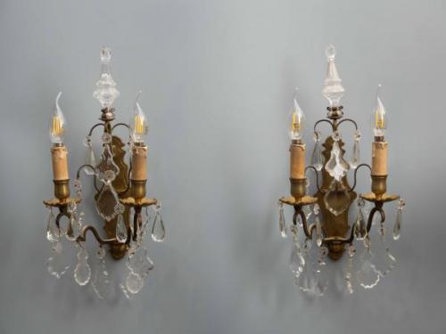 Párové nástěnné lampy z bronzu s křišťálovými ověs Párové nástěnné lampy z bronzu s křišťálovými ověs