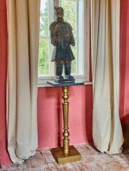 Podstavec s mramorovou deskou Podstavec s mramorovou deskou