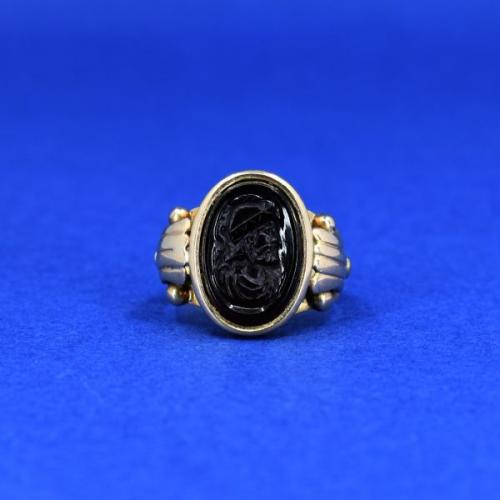 Zlatý pečetní prsten s kamejí, 1890 Zlatý pečetní prsten s kamejí, 1890