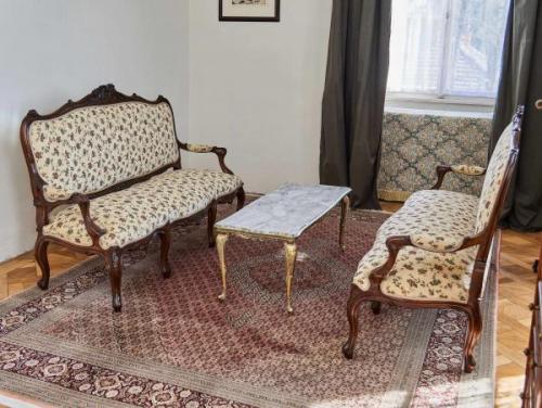 Párové sofy Ludvík XV z 18. století Párové sofy Ludvík XV z 18. století