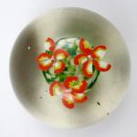 Skleněné těžítko s kvítky s červeným okrajem Skleněné těžítko s kvítky s červeným okrajem