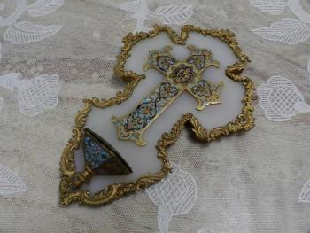 Bohatě zdobená kropenka ve tvaru kříže Bohatě zdobená kropenka ve tvaru kříže