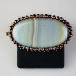 Stříbrná brož s achátem a českými granáty Stříbrná brož s achátem a českými granáty