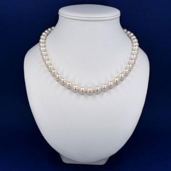 Perlový náhrdelník se zlatým uzávěrem Perlový náhrdelník se zlatým uzávěrem