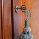 Intarzovaný sekretář s knihovnou a psací deskou Intarzovaný sekretář s knihovnou a psací deskou