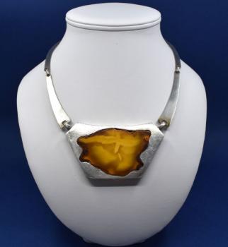 Stříbrný náhrdelník s jantarem Stříbrný náhrdelník s jantarem