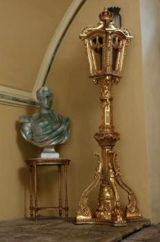 Obří párové zlaté lucerny na vyřezávaných nohách Obří párové zlaté lucerny na vyřezávaných nohách