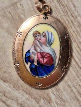 Zlatý přívěsek s madonou Zlatý přívěsek s madonou