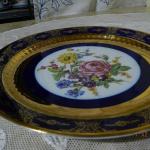 Zlacený kobaltový talíř s květinami Zlacený kobaltový talíř s květinami