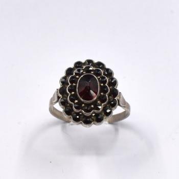 Stříbrný granátový prsten Stříbrný granátový prsten