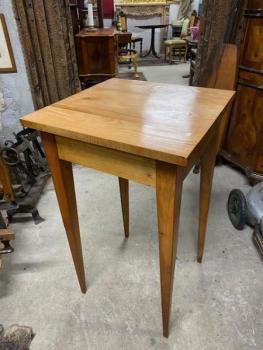 Stolek ve stylu Biedermeier  Stolek ve stylu Biedermeier