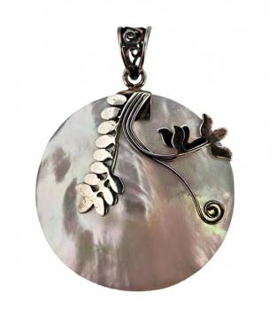 Stříbrný přívěsek - perleť s ručním vyřezáváním  Stříbrný přívěsek - perleť s ručním vyřezáváním