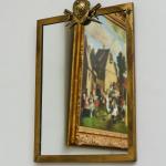 Kovové nástěnné zrcadlo s jezdeckou přilbou Kovové nástěnné zrcadlo s jezdeckou přilbou