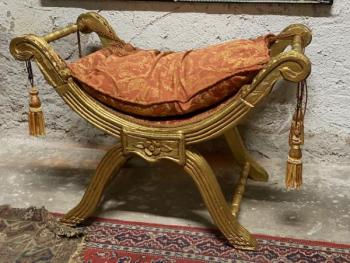 Zlacený taburet s polštářem  Zlacený taburet s polštářem