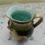 Figurální malovaný keramický džbán, majolika Figurální malovaný keramický džbán, majolika