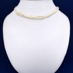 Perlový náhrdelník se zlatým uzávěrem Perlový náhrdelník se zlatým uzávěrem