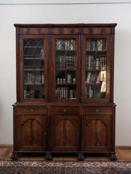 Starožitná anglická knihovna Chippendale na lvích  Starožitná anglická knihovna Chippendale na lvích