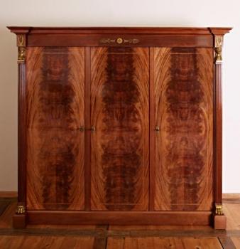 Empírová knihovna. Mahagon. Bronzové ozdoby Empírová knihovna. Mahagon. Bronzové ozdoby