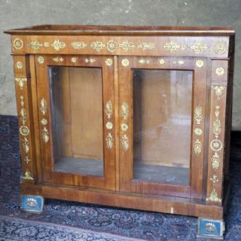 Vitrína v empírovém stylu Vitrína v empírovém stylu