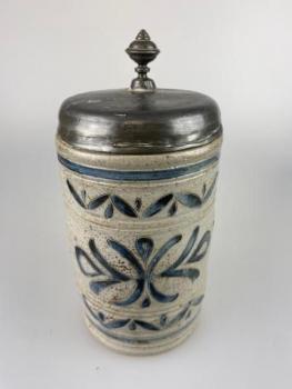 Keramický korbel s cínovým víčkem P4   Keramický korbel s cínovým víčkem P4