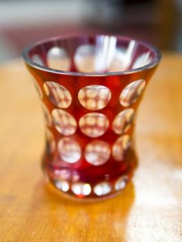 Číška s rubínovou lazurou Číška s rubínovou lazurou