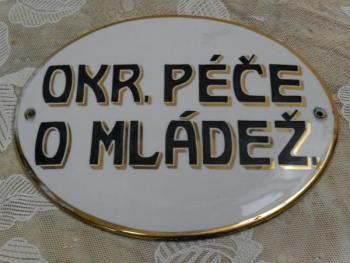 Porcelánová cedule ”Okr. péče o mládež” - Slavkov Porcelánová cedule ”Okr. péče o mládež” - Slavkov