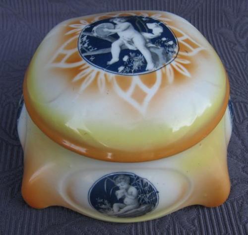 Dóza-chlapci-malý muzikanti, zn. Franz Manka Dóza-chlapci-malý muzikanti, zn. Franz Manka