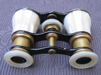 Divadelní kukátko vykládané perletí Divadelní kukátko vykládané perletí