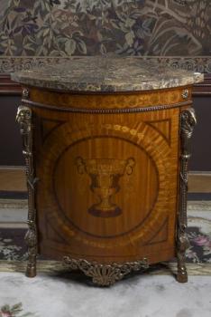 17. Rohová skříňka v klasicistním stylu Ludvík XVI 17. Rohová skříňka v klasicistním stylu Ludvík XVI