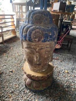 Dřevěná hlava Budhy s podstavcem Dřevěná hlava Budhy s podstavcem