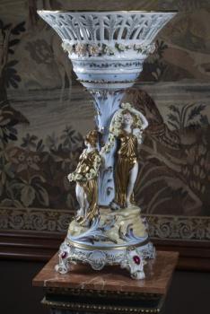 12. Dekorativní figurální nástolec 12. Dekorativní figurální nástolec