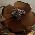 Zlatá brož s chalcedonem Zlatá brož s chalcedonem