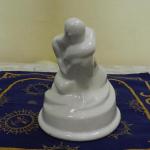 Bílá glazovaná soška Bílá glazovaná soška