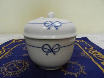 Bílá dózička s růží - Vídeň 1835 Bílá dózička s růží - Vídeň 1835