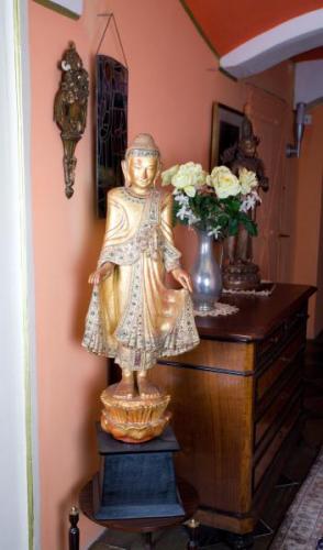 Velký Buddha na lotosovém květu Velký Buddha na lotosovém květu