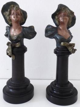 Secesní bysty na sloupku Secesní bysty na sloupku