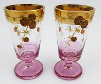 Dvě sklenice z rosalinového skla Dvě sklenice z rosalinového skla